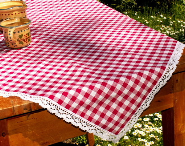 rot-weiß karierte Tischdecke mit Klöppelspitze